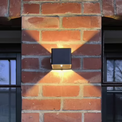 Brilliant LED outdoor wall lamp Iseo, black, width 10 cm, sensor